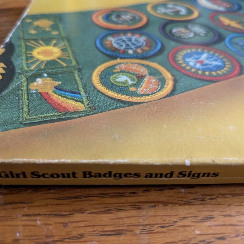 Girl Scout Badges And Signs Book 1980 Vintage Girl Scouts - Picture 5 of 5